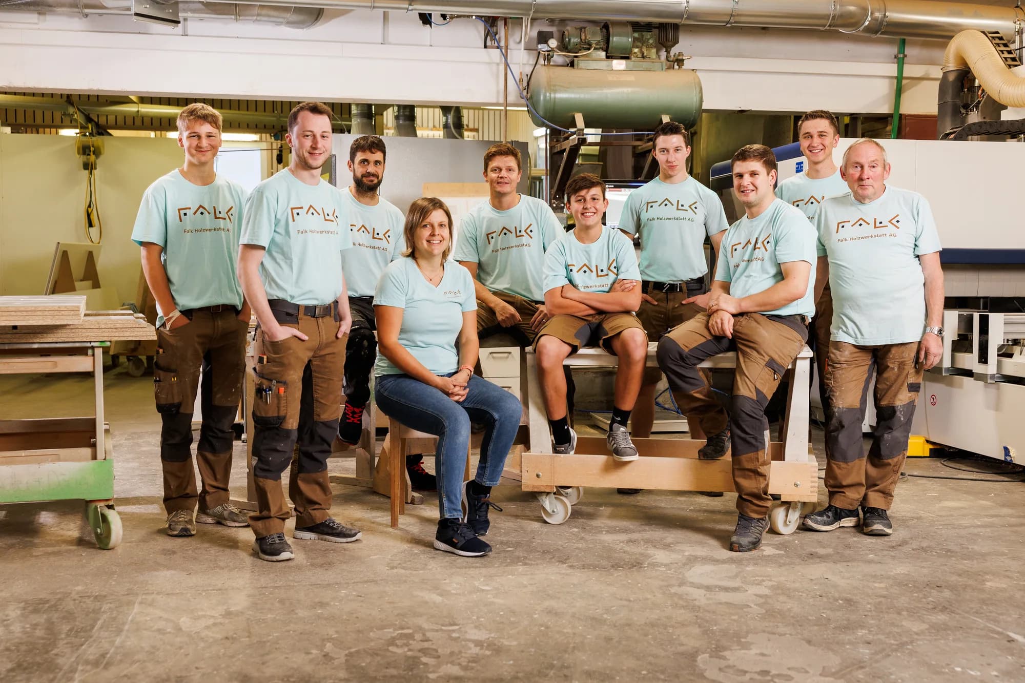 Das Team der Falk Holzwerkstatt AG in der Werkstatt in Speicher